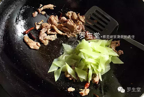 青笋肉片家常做法，青笋口感青翠，肉质细嫩