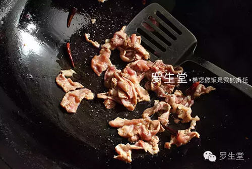 青笋肉片家常做法，青笋口感青翠，肉质细嫩