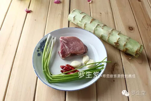 青笋肉片家常做法，青笋口感青翠，肉质细嫩