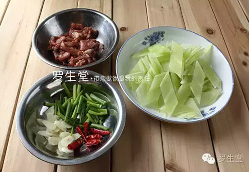 青笋肉片家常做法，青笋口感青翠，肉质细嫩