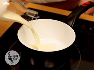 基础滴落蛋糕,可以做出无限种高大上的造型,25、在冷藏期间准备巧克力淋酱用来做滴落效果,在一个小奶锅里倒入动物淡奶油