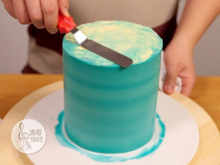 基础滴落蛋糕,可以做出无限种高大上的造型,22、侧面抹平后再用小抹刀把顶部边缘多出来的奶油霜轻轻向蛋糕中心抹平
