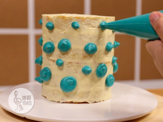 基础滴落蛋糕,可以做出无限种高大上的造型,16、我这次做的是混色效果,所以我先在蛋糕四周随机挤上彩色奶油霜,我用的是绿松石色的,你可以用任何你喜欢的颜色或者你也可以直接做成原色的