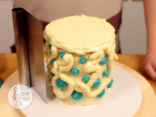 基础滴落蛋糕,可以做出无限种高大上的造型,20、抹平蛋糕的侧面建议用一个加长不锈钢刮板,刮板要比蛋糕高,自己可以直立起来,这样可以在抹面的时候帮你做参考,不会抹歪掉