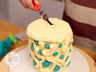 基础滴落蛋糕,可以做出无限种高大上的造型,19、然后用蛋糕小抹刀把蛋糕顶部抹平