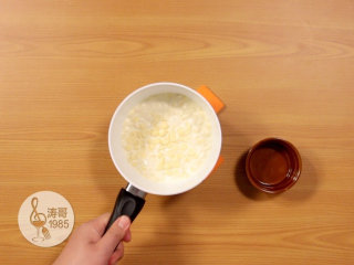 基础滴落蛋糕,可以做出无限种高大上的造型,28、摇晃小奶锅使巧克力完全浸泡在奶油里