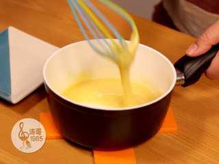 基础滴落蛋糕,可以做出无限种高大上的造型,30、用手动打蛋器搅拌至均匀的巧克力淋酱