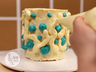 基础滴落蛋糕,可以做出无限种高大上的造型,17、之后再用原色奶油霜填补空缺的位置,我这次奶油霜挤太少了,后面抹面的时候还要补,建议一开始就多挤一点,这样一次性就能抹好面