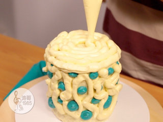 基础滴落蛋糕,可以做出无限种高大上的造型,18、侧面挤好后在蛋糕顶部也挤上原色瑞士奶油霜