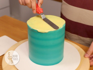 基础滴落蛋糕,可以做出无限种高大上的造型,32、用小抹刀往边缘抹平,刚刚好到边缘就停止,尽量不要让巧克力淋酱滴落