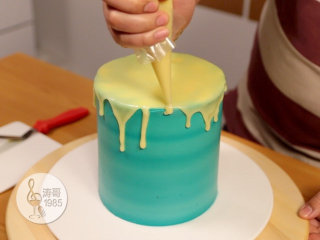 基础滴落蛋糕,可以做出无限种高大上的造型,33、快速把剩下的巧克力淋酱装进裱花袋里,剪个小口后在蛋糕边缘挤出长短不一的滴落效果,这样更好控制位置和长短