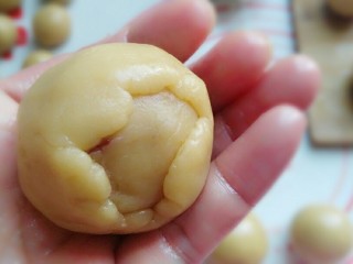 蔓越莓绿豆馅月饼（内附馅料做法）,取一份饼皮压扁，再放入馅料包起来，用虎口小心的把饼皮向上推压包紧，整理好收口处不能有缝隙，然后搓圆；