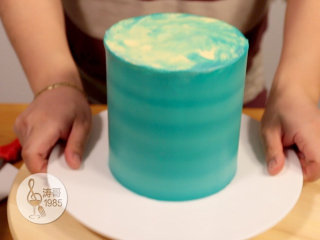 基础滴落蛋糕,可以做出无限种高大上的造型,24、然后再把蛋糕放进冰箱的保鲜层冷藏