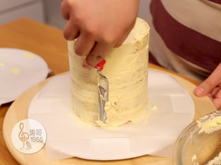 基础滴落蛋糕,可以做出无限种高大上的造型,11、6片蛋糕都堆上去之后,在蛋糕的表面抹一层薄薄的瑞士奶油霜,不要抹太厚,就薄薄一层,这是为了固定表面的蛋糕渣