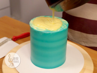 基础滴落蛋糕,可以做出无限种高大上的造型,31、接下来从冰箱里取出蛋糕,把三分之二的巧克力淋酱倒在蛋糕的中心,如果你要做彩色的滴落效果可以先在淋酱里加进口食用色膏进行调色后再淋面