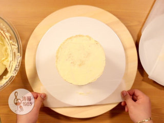 基础滴落蛋糕,可以做出无限种高大上的造型,12、抹好后把蛋糕四周的烘焙纸慢慢抽掉