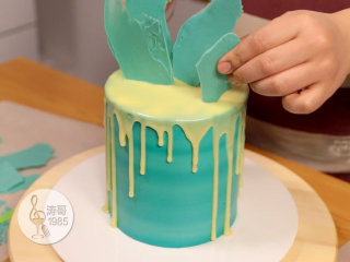 基础滴落蛋糕,可以做出无限种高大上的造型,34、最后我在蛋糕顶部插上了一些我事先用小抹刀抹在烘焙纸上,然后放硬的彩色巧克力片做装饰