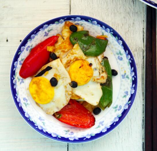 营养美味又养眼的——豆豉辣椒炒鸡蛋的做法