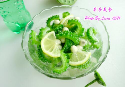 美容又好吃的——冰镇雪碧鲜莲苦瓜的做法