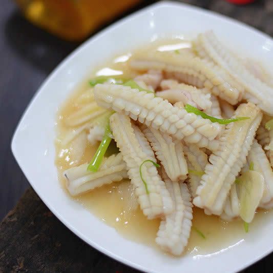 肉质细嫩的姜汁鱿鱼卷，深受人们喜爱的海鲜美食