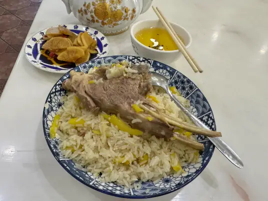 属于冬季的美味羊肉抓饭，米粒饱满，散发油香